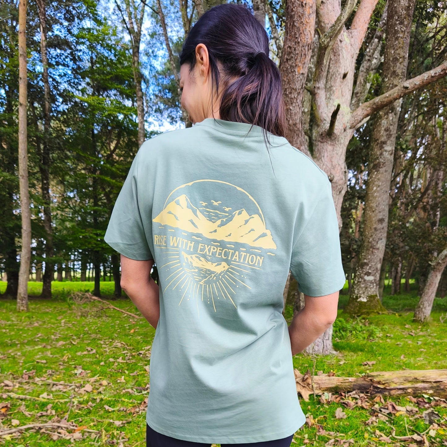 Dúlainn Apparel Unisex Heavyweight T-Shirt  (Moss Green - Dawn Breaker)